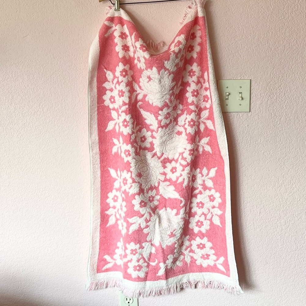 Vintage retro 80s pink floral bathroom towel